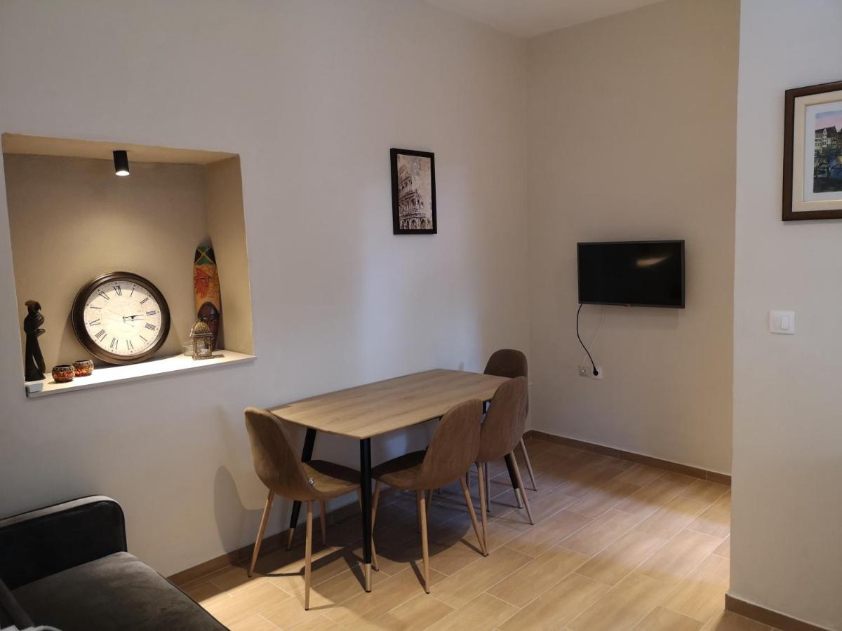 Leonidas Ii Traditional House In Apartment